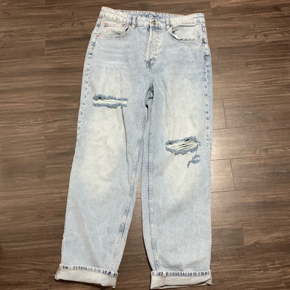 Size 12 DIVIDED 90’s light baggy jeans.